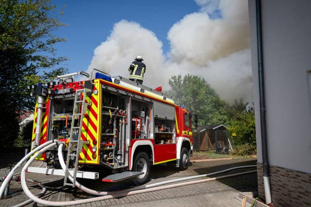 Gebäudebrand Rauchwolke kilometerweit zu sehen Katwarn ausgelöst Am Montagmorgen, 10.08.2026, kam es gegen 11:15 Uhr in Sprendlingen (Rheinhessen) zu einem Gebäudebrand. Die Feuerwehr war mit zahlreichen Kräften vor Ort und hatte den Brand nach etwa einer Stunde unter Kontrolle. Informationen zu Personenschäden liegen aktuell bisher nicht vor. Wegen der weithin sichtbaren Rauchentwicklung wurde KATWARN ausgelöst, die Bevölkerung wurde aufgefordert, Türen und Fenster geschlossen zu halten. Das betroffene Anwesen liegt im alten Stadtkern und kann nur über eine schmale Straße erreicht werden. Die Feuerwehr setzte einen Wasserwerfer und eine Drehleiter ein, um den meterhohen Flammen Herr zu werden. Ein Polizeihubschrauber übe