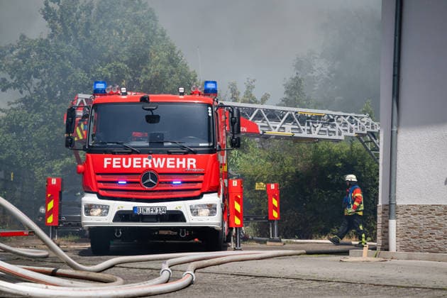 Gebäudebrand Rauchwolke kilometerweit zu sehen Katwarn ausgelöst Am Montagmorgen, 10.08.2026, kam es gegen 11:15 Uhr in Sprendlingen (Rheinhessen) zu einem Gebäudebrand. Die Feuerwehr war mit zahlreichen Kräften vor Ort und hatte den Brand nach etwa einer Stunde unter Kontrolle. Informationen zu Personenschäden liegen aktuell bisher nicht vor. Wegen der weithin sichtbaren Rauchentwicklung wurde KATWARN ausgelöst, die Bevölkerung wurde aufgefordert, Türen und Fenster geschlossen zu halten. Das betroffene Anwesen liegt im alten Stadtkern und kann nur über eine schmale Straße erreicht werden. Die Feuerwehr setzte einen Wasserwerfer und eine Drehleiter ein, um den meterhohen Flammen Herr zu werden. Ein Polizeihubschrauber übe