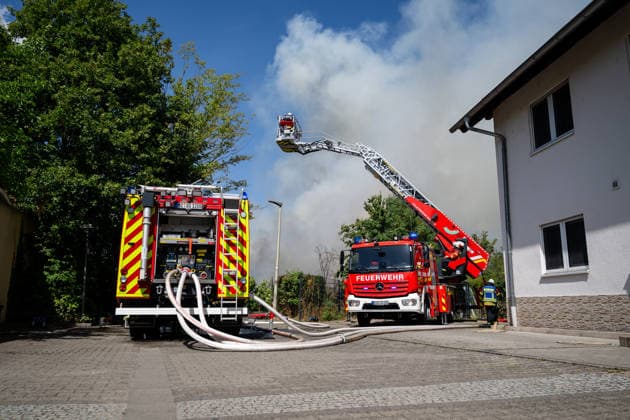 Gebäudebrand Rauchwolke kilometerweit zu sehen Katwarn ausgelöst Am Montagmorgen, 10.08.2026, kam es gegen 11:15 Uhr in Sprendlingen (Rheinhessen) zu einem Gebäudebrand. Die Feuerwehr war mit zahlreichen Kräften vor Ort und hatte den Brand nach etwa einer Stunde unter Kontrolle. Informationen zu Personenschäden liegen aktuell bisher nicht vor. Wegen der weithin sichtbaren Rauchentwicklung wurde KATWARN ausgelöst, die Bevölkerung wurde aufgefordert, Türen und Fenster geschlossen zu halten. Das betroffene Anwesen liegt im alten Stadtkern und kann nur über eine schmale Straße erreicht werden. Die Feuerwehr setzte einen Wasserwerfer und eine Drehleiter ein, um den meterhohen Flammen Herr zu werden. Ein Polizeihubschrauber übe