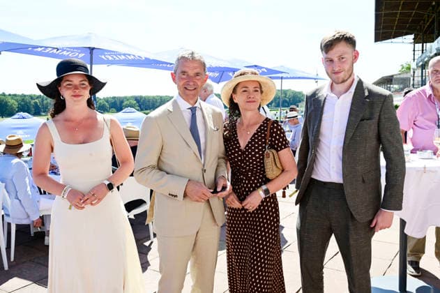 Andrew Jonathan Mitchell mit Ehefrau Helen Mitchell und Kindern beim Westminster 136. Großer Preis von Berlin Pferderennen auf der Rennbahn Hoppegarten. Berlin, 09.08.2026 *** Andrew Jonathan Mitchell with his wife Helen Mitchell and their children at the Westminster 136 Berlin Grand Prix horse race at the Hoppegarten Racetrack in Berlin, August 9, 2026 Foto:xM.xWehnertx xFuturexImagex westminster_6841