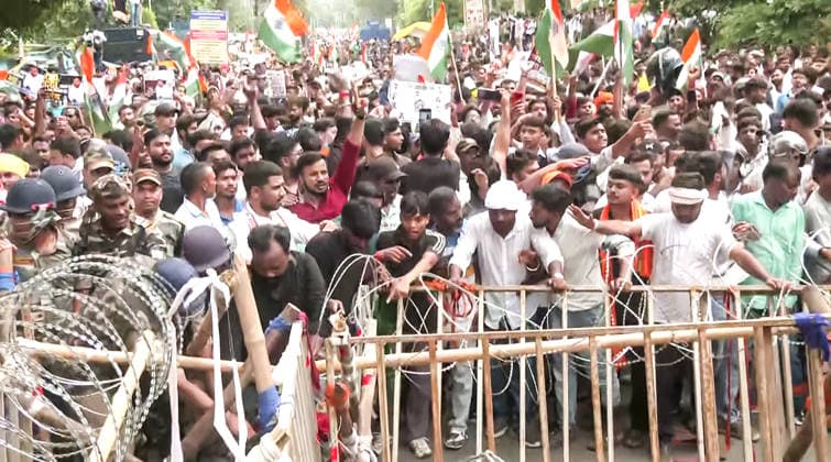 RECORD DATE NOT STATED Student protesters reach a police barricade on the route of their Vidhan Sabha Gherao march Ranchi, Aug 10 (ANI): Student protesters reach a police barricade on the route of their Vidhan Sabha Gherao march, in Ranchi on Monday. The march has been called as part of their protest against JPSC-JSSC alleged irregularities. (ANI Video Grab) Ranchi Jharkhand India Copyright: xANIx ANI_20260810068