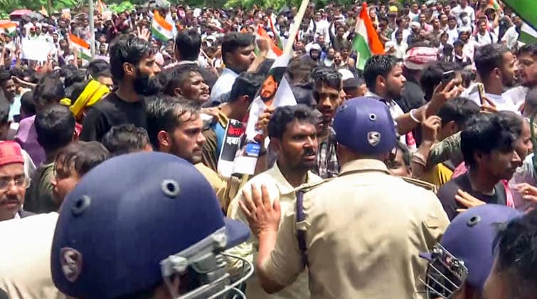 RECORD DATE NOT STATED Protesters and Police scuffle during the Vidhan Sabha Gherao protest march in Ranchi Ranchi, Aug 10 (ANI): Protesters and Police scuffle during the Vidhan Sabha Gherao protest march, in Ranchi on Monday. The march has been called as part of their protest against JPSC-JSSC alleged irregularities. (ANI Video Grab) Ranchi Jharkhand India Copyright: xANIx ANI_20260810100