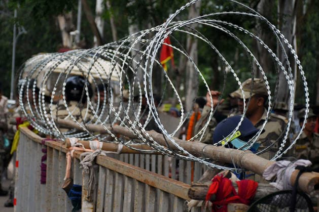 Students march towards Jharkhand Vidhan Sabha against alleged JPSC and JSS CGL paper leak Ranchi, Aug 10 (ANI): A view of the coiled razor wire fencing mounted on temporary metal and bamboo security barricades during students march towards Jharkhand Assembly to protest against the government over alleged JPSC and JSSC-CGL examination paper leak, in Ranchi on Monday. Ranchi Jharkhand India Copyright: xANIx ANI_20260810209