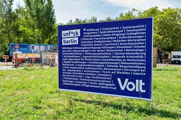 Berlin,10.08.2026,Wahlplakat der Partei Volt zur Wahl zum 20.Abgeordnetenhaus von Berlin sowie zu den Bezirksverordnetenversammlungen am 20.09.2026. *** Berlin, August 10, 2026—Election poster for the Volt Party for the election to the 20th Berlin House of Representatives and the district councils on September 20, 2026