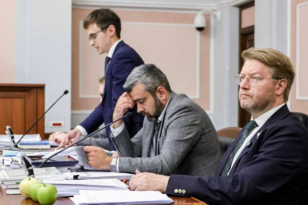 RUSSIA, MOSCOW - AUGUST 10, 2026: Yabloko Party Chairman Nikolai Rybakov and lawyer Gadzhi Aliyev (R-L) attend a hearing at the Russian Supreme Court on the Rodina Party™s bid to disqualify Yabloko from the 2026 State Duma election Moscow Russia  - ZUMAt113 20260810_zaa_t113_109 Copyright: xYevgenyxMessmanx