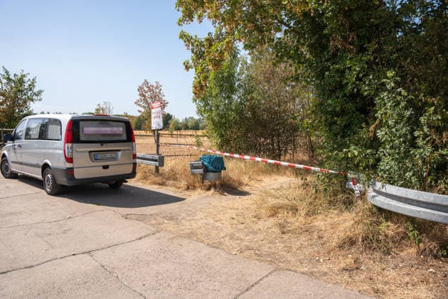 Leiche in Badesee entdeckt Feuerwehr barg leblose Person aus dem Wasser Am 10.08.2026 barg die Feuerwehr in Biebesheim am Rhein die Leiche einer Person aus dem Wechselsee, nachdem gegen 10:30 Uhr eine Meldung über eine leblose Person im Wasser bei der Polizei eingegangen war. Feuerwehr und Polizei waren vor Ort im Einsatz, die Polizei hat die Ermittlungen aufgenommen. Zu den näheren Umständen sowie zur Identität der Person lagen zunächst keine Angaben vor. Bereits am 08.08.2026 war am selben See ein 34 Jahre alter Mann aus Biebesheim vermisst gemeldet worden, eine Suchaktion von Feuerwehr, Polizei, Rettungsdienst und DLRG blieb ergebnislos. Ein Zusammenhang zwischen beiden Ereignissen war zum Zeitpunkt der Aufnahme nicht bestätigt