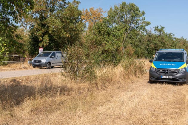 Leiche in Badesee entdeckt Feuerwehr barg leblose Person aus dem Wasser Am 10.08.2026 barg die Feuerwehr in Biebesheim am Rhein die Leiche einer Person aus dem Wechselsee, nachdem gegen 10:30 Uhr eine Meldung über eine leblose Person im Wasser bei der Polizei eingegangen war. Feuerwehr und Polizei waren vor Ort im Einsatz, die Polizei hat die Ermittlungen aufgenommen. Zu den näheren Umständen sowie zur Identität der Person lagen zunächst keine Angaben vor. Bereits am 08.08.2026 war am selben See ein 34 Jahre alter Mann aus Biebesheim vermisst gemeldet worden, eine Suchaktion von Feuerwehr, Polizei, Rettungsdienst und DLRG blieb ergebnislos. Ein Zusammenhang zwischen beiden Ereignissen war zum Zeitpunkt der Aufnahme nicht bestätigt