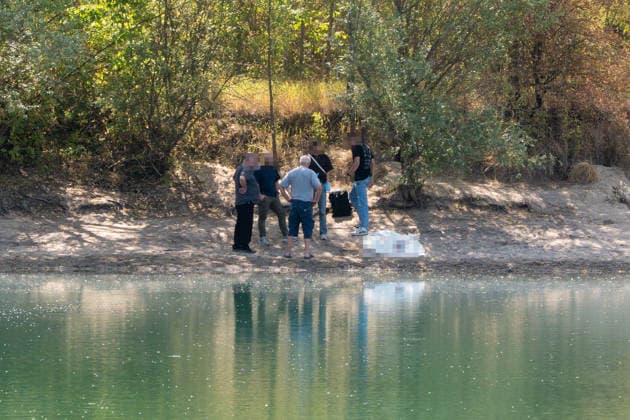 Leiche in Badesee entdeckt Feuerwehr barg leblose Person aus dem Wasser Am 10.08.2026 barg die Feuerwehr in Biebesheim am Rhein die Leiche einer Person aus dem Wechselsee, nachdem gegen 10:30 Uhr eine Meldung über eine leblose Person im Wasser bei der Polizei eingegangen war. Feuerwehr und Polizei waren vor Ort im Einsatz, die Polizei hat die Ermittlungen aufgenommen. Zu den näheren Umständen sowie zur Identität der Person lagen zunächst keine Angaben vor. Bereits am 08.08.2026 war am selben See ein 34 Jahre alter Mann aus Biebesheim vermisst gemeldet worden, eine Suchaktion von Feuerwehr, Polizei, Rettungsdienst und DLRG blieb ergebnislos. Ein Zusammenhang zwischen beiden Ereignissen war zum Zeitpunkt der Aufnahme nicht bestätigt