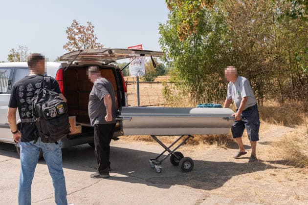 Leiche in Badesee entdeckt Feuerwehr barg leblose Person aus dem Wasser Am 10.08.2026 barg die Feuerwehr in Biebesheim am Rhein die Leiche einer Person aus dem Wechselsee, nachdem gegen 10:30 Uhr eine Meldung über eine leblose Person im Wasser bei der Polizei eingegangen war. Feuerwehr und Polizei waren vor Ort im Einsatz, die Polizei hat die Ermittlungen aufgenommen. Zu den näheren Umständen sowie zur Identität der Person lagen zunächst keine Angaben vor. Bereits am 08.08.2026 war am selben See ein 34 Jahre alter Mann aus Biebesheim vermisst gemeldet worden, eine Suchaktion von Feuerwehr, Polizei, Rettungsdienst und DLRG blieb ergebnislos. Ein Zusammenhang zwischen beiden Ereignissen war zum Zeitpunkt der Aufnahme nicht bestätigt