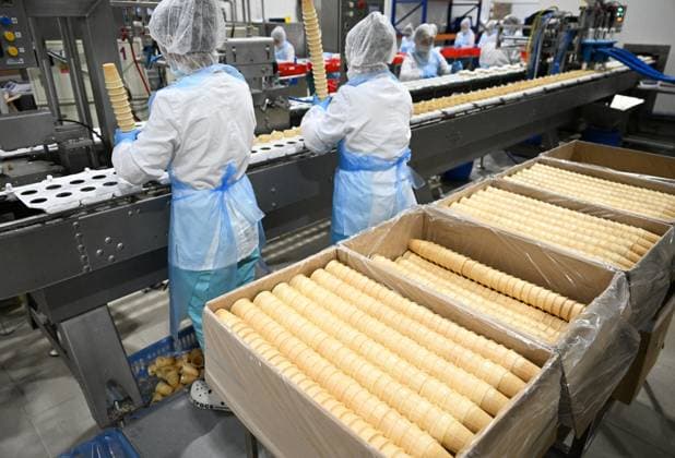 Russia Food Industry 9220041 10.08.2026 Employees work on an ice cream production line at the Chistaya Liniya (Clean Line) plant, in Moscow Region, Russia. Maksim Blinov Sputnik Moscow region Russia  Copyright: xMaksimxBlinovx