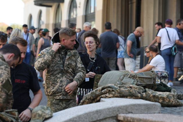 Zagreb, Croatia,100826 Filming of a movie about the war in Ukraine, directed by Doug Liman, outside the famous Hotel Esplanade in Zagreb, featuring Hollywood stars Sean Penn and Adrien Brody. Pictured: actors portraying Ukrainian soldiers. Photo: Ranko Suvar CROPIX Zagreb Croatia Copyright: xxRankoxSuvarx esplanade_film17-100826