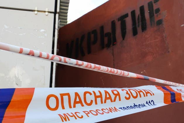 RUSSIA, REPUBLIC OF TATARSTAN - AUGUST 10, 2026: A barrier tape on Shkolny Boulevard reads: Dangerous Zone after a Ukrainian drone attack on Nizhnekamsk, which left 13 dead and 48 injured Russia  - ZUMAt113 20260810_zaa_t113_145 Copyright: xYegorxAleyevx