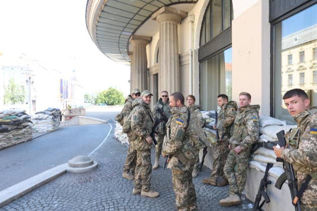 Zagreb, Croatia,100826 Filming of a movie about the war in Ukraine, directed by Doug Liman, outside the famous Hotel Esplanade in Zagreb, featuring Hollywood stars Sean Penn and Adrien Brody. Pictured: actors portraying Ukrainian soldiers. Photo: Ranko Suvar CROPIX Zagreb Croatia Copyright: xxRankoxSuvarx esplanade_film4-100826