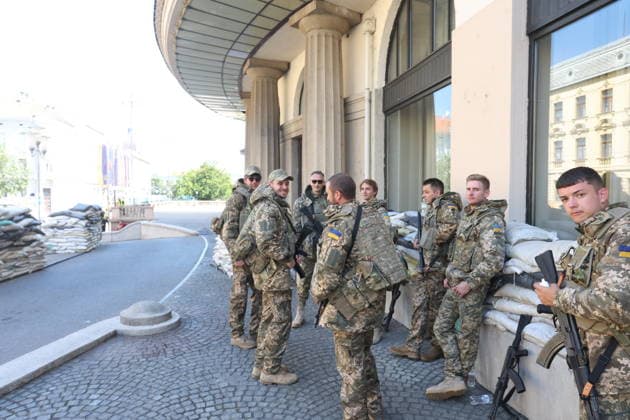 Zagreb, Croatia,100826 Filming of a movie about the war in Ukraine, directed by Doug Liman, outside the famous Hotel Esplanade in Zagreb, featuring Hollywood stars Sean Penn and Adrien Brody. Pictured: actors portraying Ukrainian soldiers. Photo: Ranko Suvar CROPIX Zagreb Croatia Copyright: xxRankoxSuvarx esplanade_film5-100826