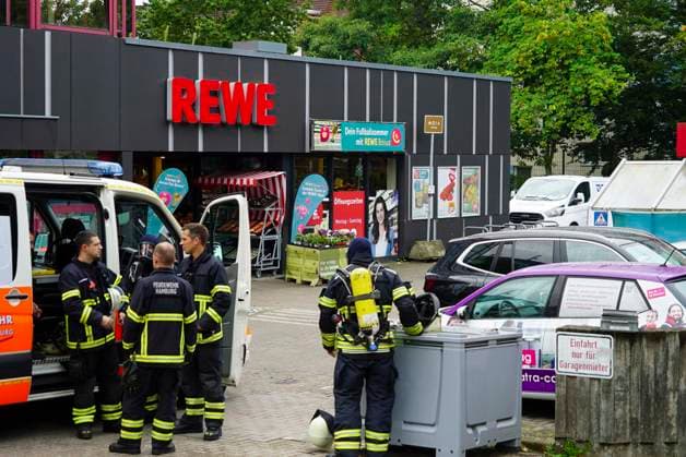 CNTV KUEHLMITTEL- Feuerwehr im Einsatz Kuehlmiitel im Supermarkt Lager ausgetreten 10.08.2026 Hamburg-Hamm Bei Wartungsarbeiten an einer Kuehlanlage ist im Kellerbereich eines Supermarktes im Hammer Steindamm vermutlich aufgrund eines technischen Defekts Kuehlmittel ausgetreten. Durch die Gase wurden 5 Menschen leicht verletzt eine Person kam in ein Krankenhau Hamburg Deutschland *** CNTV COOLANT Fire Department on the Scene Coolant Leak in Supermarket Warehouse August 10, 2026 Hamburg, Hamm During maintenance work on a cooling system in the basement of a supermarket on Steindamm in Hamm, coolant leaked, presumably due to a technical malfunction. As a result of the gases, five people sustained minor injuries; one person was taken to a hosp