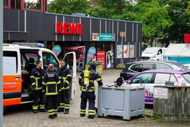 CNTV KUEHLMITTEL- Feuerwehr im Einsatz Kuehlmiitel im Supermarkt Lager ausgetreten 10.08.2026 Hamburg-Hamm Bei Wartungsarbeiten an einer Kuehlanlage ist im Kellerbereich eines Supermarktes im Hammer Steindamm vermutlich aufgrund eines technischen Defekts Kuehlmittel ausgetreten. Durch die Gase wurden 5 Menschen leicht verletzt eine Person kam in ein Krankenhau Hamburg Deutschland *** CNTV COOLANT Fire Department on the Scene Coolant Leak in Supermarket Warehouse August 10, 2026 Hamburg, Hamm During maintenance work on a cooling system in the basement of a supermarket on Steindamm in Hamm, coolant leaked, presumably due to a technical malfunction. As a result of the gases, five people sustained minor injuries; one person was taken to a hosp