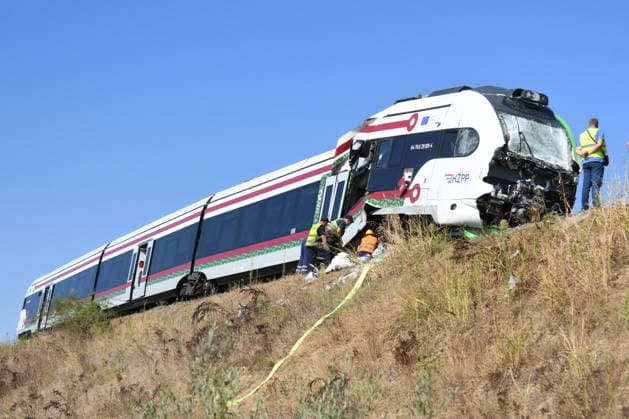 260810_PXL_train accident Two days after the accident, the electric train is still standing at the same place of the collision, in Skrinjari, Croatia, on August 10. 2026. Employees of Croatian Railwayss, assisted by employees of the KonÄar company - electric vehicles, are making every effort to lift the electric train and create conditions for it to be towed. It is not yet known when the conditions will be created. On Saturday there was a serious train accident on the Zagreb - Bjelovar line (Sv. Ivan Zabno - Gradec) when a passenger and freight train collided head-on, and tonight the clearing of the accident site began. Croatian Railwayss employees began removing the freight train wagons at midnight, and today, shortly before noon, the mom  DamirxSpehar PIXSELL