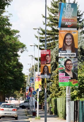 06.08.2026 Halle Saale Halle (Saale) Halle Saale Sachsen-Anhalt Ansicht Stadtansicht Sachsen Anhalt Ansicht Wahl Landtagswahl Wahlplakate plakatierte Straße ( Landrain in Halle ) ï¿½ *** August 6, 2026 Halle, Saale Halle, Saale Halle, Saale Saxony-Anhalt View Cityscape Saxony-Anhalt View Election State Legislative Election Election posters Street lined with posters Landrain in Halle ï¿½