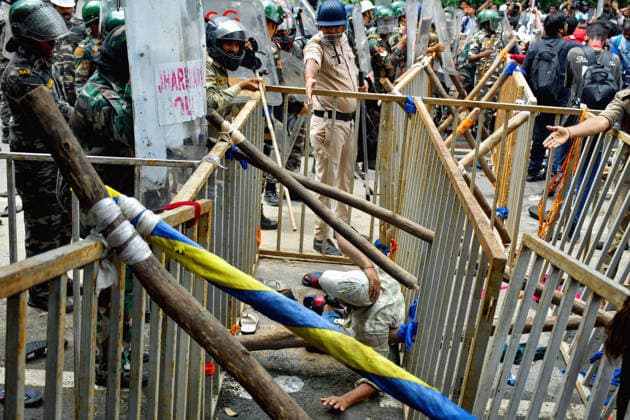 Students march towards Jharkhand Vidhan Sabha against alleged JPSC and JSS CGL paper leak Ranchi, Aug 10 (ANI): Protesters being restricted by security personnel during students march towards Jharkhand Assembly to protest against the government over alleged JPSC and JSSC-CGL examination paper leak, in Ranchi on Monday. Ranchi Jharkhand India Copyright: xANIx ANI_20260810467