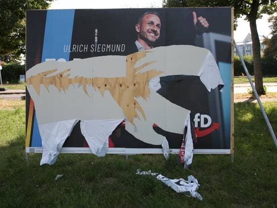 Beschädigtes Plakat vom AfD Spitzenkandidat Ulrich Siegmund zur Landtagswahl 2026 am Europaring in Magdeburg-Stadtfeld Beschädigtes Plakat vom AfD Spitzenkandidat Ulrich Siegmund zur Landtagswahl 2026 am Europaring in Magdeburg-Stadtfeld (License=RM) Copyright: xZoonar.com AxelxKammererx 25401278