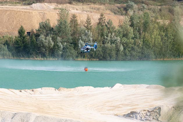Feuerwehr kämpft bei Buschhoven gegen Flächenbrand am Waldrand Bei Buschhoven (Gemeinde Swisttal) entnimmt die Feuerwehr Löschwasser aus der angrenzenden Kiesgrube Flerzheim, um den Flächenbrand zu bekämpfen, der sich durch starken Wind vom Feld auf angrenzenden Wald ausgeweitet hat. Rund 150 Einsatzkräfte aus Swisttal, Alfter, Rheinbach und Weilerswist sind im Einsatz. Swisttal Buschhoven Nordrhein-Westfalen Deutschland *** Firefighters Battle Wildfire at the Edge of the Forest Near Buschhoven Near Buschhoven in the municipality of Swisttal, firefighters are drawing water from the adjacent Flerzheim gravel pit to fight the wildfire, which has spread from a field into the adjacent forest due to strong winds. Approximately 150 firefigh Copyright: xMarcxJohnx