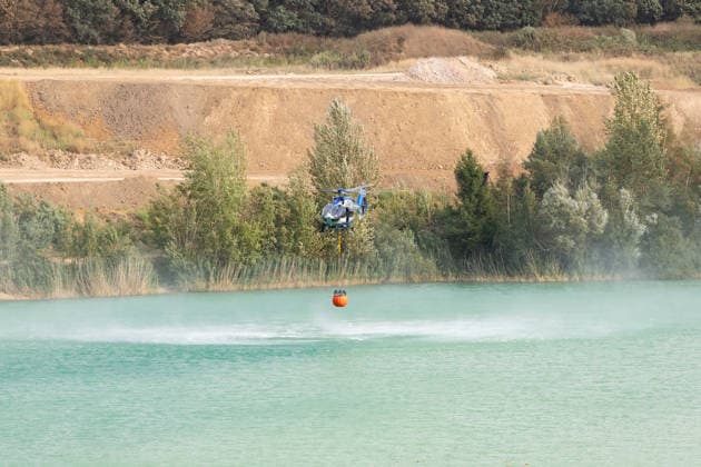 Feuerwehr kämpft bei Buschhoven gegen Flächenbrand am Waldrand Bei Buschhoven (Gemeinde Swisttal) entnimmt die Feuerwehr Löschwasser aus der angrenzenden Kiesgrube Flerzheim, um den Flächenbrand zu bekämpfen, der sich durch starken Wind vom Feld auf angrenzenden Wald ausgeweitet hat. Rund 150 Einsatzkräfte aus Swisttal, Alfter, Rheinbach und Weilerswist sind im Einsatz. Swisttal Buschhoven Nordrhein-Westfalen Deutschland *** Firefighters Battle Wildfire at the Edge of the Forest Near Buschhoven Near Buschhoven in the municipality of Swisttal, firefighters are drawing water from the adjacent Flerzheim gravel pit to fight the wildfire, which has spread from a field into the adjacent forest due to strong winds. Approximately 150 firefigh Copyright: xMarcxJohnx