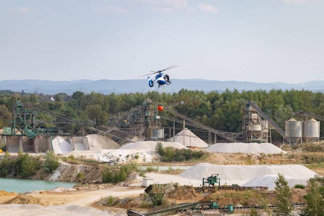 Feuerwehr kämpft bei Buschhoven gegen Flächenbrand am Waldrand Bei Buschhoven (Gemeinde Swisttal) breitet sich ein Flächenbrand aus: Ein zunächst brennendes Feld hat sich durch starken Wind auf angrenzenden Wald ausgeweitet, mehr als 10.000 Quadratmeter sind betroffen. Rund 150 Einsatzkräfte der Feuerwehr aus Swisttal, Alfter, Rheinbach und Weilerswist kämpfen gegen die Flammen, ein Polizeihubschrauber unterstützt die Löscharbeiten aus der Luft. Swisttal Buschhoven Nordrhein-Westfalen Deutschland *** Firefighters Battle Wildfire at the Edge of the Forest Near Buschhoven A wildfire is spreading near Buschhoven in the municipality of Swisttal. What began as a field fire has spread to the adjacent forest due to strong winds; more than Copyright: xMarcxJohnx