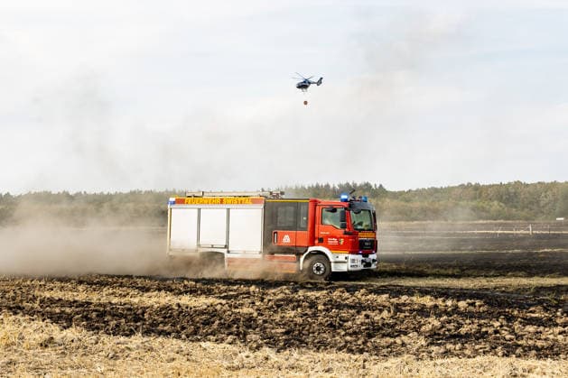 Feuerwehr kämpft bei Buschhoven gegen Flächenbrand am Waldrand Bei Buschhoven (Gemeinde Swisttal) breitet sich ein Flächenbrand aus: Ein zunächst brennendes Feld hat sich durch starken Wind auf angrenzenden Wald ausgeweitet, mehr als 10.000 Quadratmeter sind betroffen. Rund 150 Einsatzkräfte der Feuerwehr aus Swisttal, Alfter, Rheinbach und Weilerswist kämpfen gegen die Flammen, ein Polizeihubschrauber unterstützt die Löscharbeiten aus der Luft. Swisttal Buschhoven Nordrhein-Westfalen Deutschland *** Firefighters Battle Wildfire at the Edge of the Forest Near Buschhoven A wildfire is spreading near Buschhoven in the municipality of Swisttal. What started as a burning field has spread to the adjacent forest due to strong winds; more Copyright: xMarcxJohnx