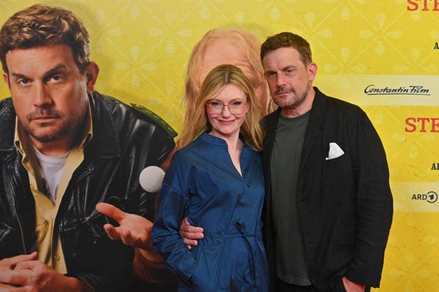 Sebastian BEZZEL (Schauspieler) mit Ehefrau Johanna Christine GEHLEN (Schauspielerin). Weltpremiere STECKERLFISCHFIASKO am 10.08.20226 im Mathaeser Kino in Muenchen. Roter Teppich,Red Carpet. *** Sebastian BEZZEL, actor, with his wife Johanna Christine GEHLEN, actress, at the world premiere of *STECKERLFISCHFIASKO* on August 10, 20226, at the Mathaeser Kino in Munich. Red Carpet