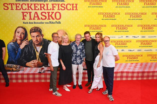 v.li:Christian TRAMNITZ (Schauspieler), Rita FALK (Autorin),Paul BREITNER,Sebastian BEZZEL (Schauspieler),Lisa Maria POTTHOFF (Schauspielerin),Simon Schwarz (Schauspieler). Weltpremiere STECKERLFISCHFIASKO am 10.08.20226 im Mathaeser Kino in Muenchen. Roter Teppich,Red Carpet. *** From left: Christian TRAMNITZ, actor; Rita FALK, writer; Paul BREITNER,Sebastian BEZZEL, actor; Lisa Maria POTTHOFF, actress; Simon Schwarz, actor; World premiere of *STECKERLFISCHFIASKO* on August 10, 20226, at the Mathaeser Kino in Munich; Red Carpet
