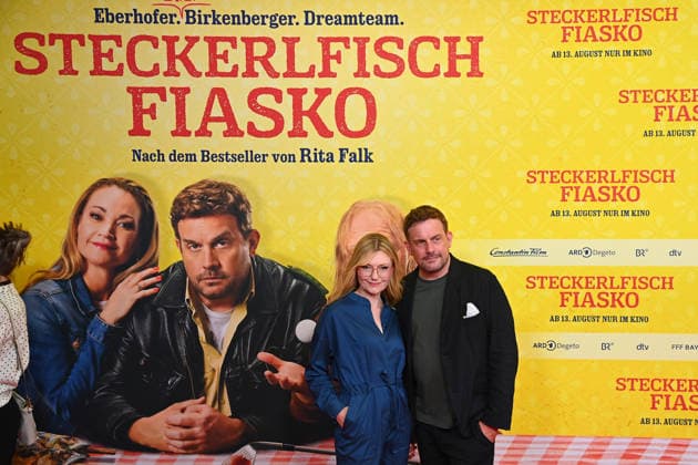 Sebastian BEZZEL (Schauspieler) mit Ehefrau Johanna Christine GEHLEN (Schauspielerin). Weltpremiere STECKERLFISCHFIASKO am 10.08.20226 im Mathaeser Kino in Muenchen. Roter Teppich,Red Carpet. *** Sebastian BEZZEL, actor, with his wife Johanna Christine GEHLEN, actress, at the world premiere of *STECKERLFISCHFIASKO* on August 10, 20226, at the Mathaeser Kino in Munich. Red Carpet