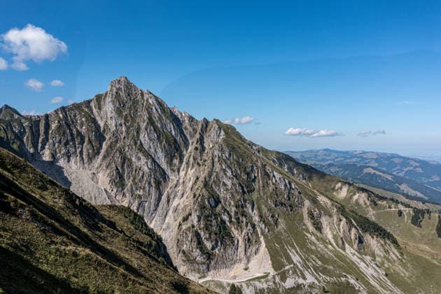 Zackiger Alpengipfel und grasbewachsener Bergrücken im Berner Oberland - dramatische Berglandschaft der Schweizer Alpen *** More jagged Alpine summit and Grasbewachsener Ridges at Berner Oberland Dramatic Mountain landscape the Swiss Alps 1132500550