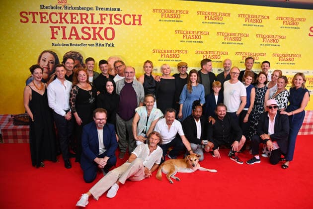 Gruppenbild,Cast,Schauspieler. Weltpremiere STECKERLFISCHFIASKO am 10.08.20226 im Mathaeser Kino in Muenchen. Roter Teppich,Red Carpet. *** Group photo, cast, actors at the world premiere of *STECKERLFISCHFIASKO* on August 10, 20226, at the Mathaeser Kino in Munich; red carpet