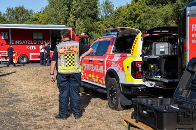 Vier Feuer lodern im Wald Fläche von mehreren Tausend Quadratmetern betroffen Ferienhaussiedlung nur knapp verschont In Rodenbach brennt es seit dem 10.08.2026 an vier Stellen im Wald zwischen den Ortsteilen Ober- und Niederrodenbach. Nach aktuellen Informationen erstreckt sich das Feuer auf einer Fläche von mehreren Tausend Quadratmetern, die Ursache ist zunächst unklar. Das Feuer breitete sich zunächst auch in Richtung einer nahegelegenen Ferienhaussiedlung aus, blieb dieser jedoch dank des Eingreifens der Feuerwehr fern. Die Löscharbeiten dauern nach aktuellen Informationen an, im Einsatz sind umfangreiche Feuerwehrkräfte auch aus dem benachbarten Aschaffenburg. Rodenbach Hessen Deutschland *** Four fires are raging in the