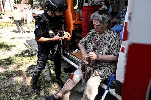 A State Emergency Service psychologist attends to an elderly woman injured by a Russian air strike, Zaporizhzhia, Ukraine, August 10, 2026. Russian forces attacked civilian infrastructure in the regional capital and the Zaporizhzhia district with guided aerial bombs. Apartment blocks and private houses were damaged, and cars were wrecked. At least 24 people were injured, including two children. (Photo by Dmytro Smolienko Ukrinform) Russian army attacks Zaporizhzhia with guided bombs again  Copyright: xDmytroxSmolienkox