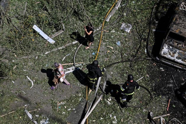 Women and rescue workers are pictured during a response effort to a Russian air strike, Zaporizhzhia, Ukraine, August 10, 2026. Russian forces attacked civilian infrastructure in the regional capital and the Zaporizhzhia district with guided aerial bombs. Apartment blocks and private houses were damaged, and cars were wrecked. At least 24 people were injured, including two children. (Photo by Dmytro Smolienko Ukrinform) Russian army attacks Zaporizhzhia with guided bombs again  Copyright: xDmytroxSmolienkox