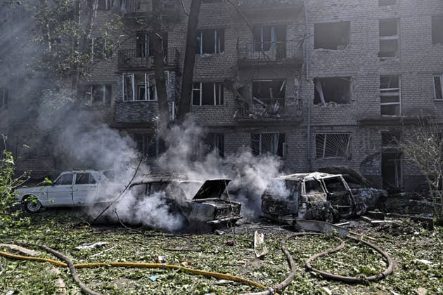 Smoke rises from burnt-out cars outside an apartment block after a Russian air strike, Zaporizhzhia, Ukraine, August 10, 2026. Russian forces attacked civilian infrastructure in the regional capital and the Zaporizhzhia district with guided aerial bombs. Apartment blocks and private houses were damaged, and cars were wrecked. At least 24 people were injured, including two children. (Photo by Dmytro Smolienko Ukrinform) Russian army attacks Zaporizhzhia with guided bombs again  Copyright: xDmytroxSmolienkox