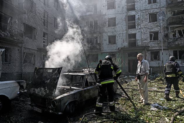 A man watches a firefighter extinguish a fire in a car destroyed by a Russian air strike, Zaporizhzhia, Ukraine, August 10, 2026. Russian forces attacked civilian infrastructure in the regional capital and the Zaporizhzhia district with guided aerial bombs. Apartment blocks and private houses were damaged, and cars were wrecked. At least 24 people were injured, including two children. (Photo by Dmytro Smolienko Ukrinform) Russian army attacks Zaporizhzhia with guided bombs again  Copyright: xDmytroxSmolienkox