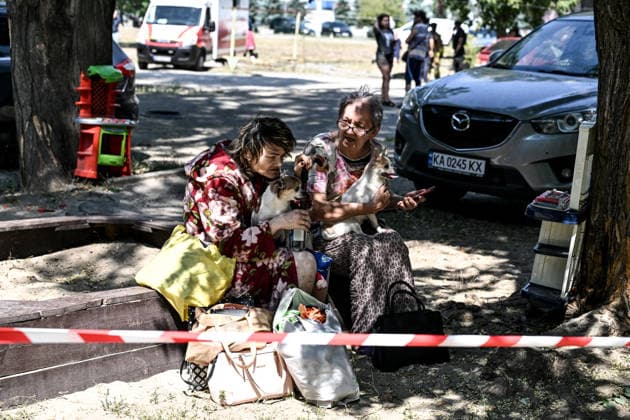 Two elderly women holding dogs sit on a ledge during a response effort to a Russian air strike, Zaporizhzhia, Ukraine, August 10, 2026. Russian forces attacked civilian infrastructure in the regional capital and the Zaporizhzhia district with guided aerial bombs. Apartment blocks and private houses were damaged, and cars were wrecked. At least 24 people were injured, including two children. (Photo by Dmytro Smolienko Ukrinform) Russian army attacks Zaporizhzhia with guided bombs again  Copyright: xDmytroxSmolienkox