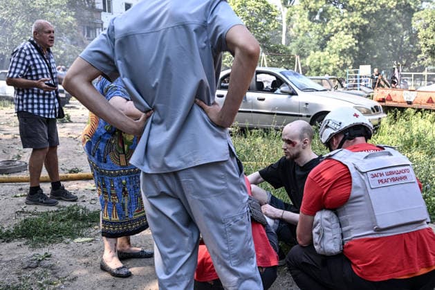 Medics administer first aid to a man injured by a Russian air strike, Zaporizhzhia, Ukraine, August 10, 2026. Russian forces attacked civilian infrastructure in the regional capital and the Zaporizhzhia district with guided aerial bombs. Apartment blocks and private houses were damaged, and cars were wrecked. At least 24 people were injured, including two children. (Photo by Dmytro Smolienko Ukrinform) Russian army attacks Zaporizhzhia with guided bombs again  Copyright: xDmytroxSmolienkox