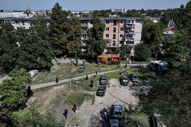 Rescue workers deal with the aftermath of a Russian air strike, Zaporizhzhia, Ukraine, August 10, 2026. Russian forces attacked civilian infrastructure in the regional capital and the Zaporizhzhia district with guided aerial bombs. Apartment blocks and private houses were damaged, and cars were wrecked. At least 24 people were injured, including two children. (Photo by Dmytro Smolienko Ukrinform) Russian army attacks Zaporizhzhia with guided bombs again  Copyright: xDmytroxSmolienkox