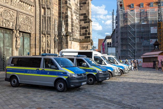 Polizeieinsatz bei Montagsdemo von Team Menschenrechte und Gegenprotesten, Nürnberg, 10.087.2026 Mehrere Einsatzfahrzeuge der Polizei stehen vor der Lorenzkirche, im Rahmen einer Montagsdemo von Team Menschenrechte und Gegenprotesten. Passanten bewegen sich über den angrenzenden Platz. Nürnberg Bayern Deutschland *** Police operation during the Monday demonstration by Team Menschenrechte and counter-protests, Nuremberg, 10 087 2026 Several police vehicles are parked in front of St. Lorenz Church as part of a Monday demonstration by Team Menschenrechte and counter-protests; passersby are walking across the adjacent square. Nuremberg, Bavaria, Germany 20260810-6V2A0559-M4000
