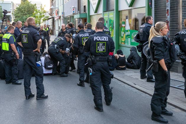 Polizeieinsatz bei Montagsdemo von Team Menschenrechte und Gegenprotesten, Nürnberg, 10.087.2026 Einsatzkräfte der Polizei lösen in der Klaragasse eine Blockade auf. Mehrere Personen sitzen auf der Straße und dem Gehweg, während zahlreiche Beamte in Einsatzkleidung die Situation kontrollieren. Nürnberg Bayern Deutschland *** Police operation during Monday demonstration by Team Menschenrechte and counter-protests, Nuremberg, 10 087 2026 Police officers break up a blockade on Klaragasse. Several people are sitting on the street and the sidewalk, while numerous officers in riot gear bring the situation under control. Nuremberg, Bavaria, Germany 20260810-6V2A0854-M4000