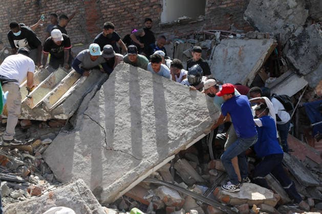 7.1-Magnitude Earthquake in Colombia Santiago de Cali, August 10, 2026 The building located at Carrera 24 and Calle 9 in the capital of Valle del Cauca collapsed due to the earthquake that struck the country today, Firefighters, police, and Cali residents are searching through the rubble for survivors. Photos by Samir Rojas, El Tiempo. EDITORIAL USE ONLY  Copyright: xGDA ElxTiempo Colombia-xTodosxlosxderechosxreservados.xProhibidoxelxusoxoxreproducci&oacute;nxdexestaximagenxenxColombiax I.ROJASx etcpic098772