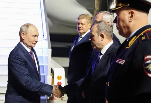 Russia Putin Siberian Federal District 9220387 11.08.2026 Russian President Vladimir Putin is welcomed upon arrival at Tolmachevo International Airport outside Novosibirsk, Russia. Arkadiy Uvarov Sputnik Novosibirsk Russia  Copyright: xArkadiyxUvarovx