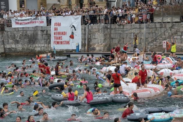 August 10, 2026, Donostia - San Sebastian, Gipuzkoa, Spain: DONOSTIAÃ¢â‚¬SAN SEBASTIoÂN, SPAIN Ã¢â‚¬ AUGUST 10, 2026: Revellers attempt to navigate hand-made rafts towards La Concha Beach during the annual Abordaje ( Boarding ) event in DonostiaÃ¢â‚¬San SebastioÂ¡n. The popular spectacle is the flagship event of the alternative program organized by the Pirates of San SebastioÂ¡n, a participatory grassroots movement that forms part of the city s Semana Grande (Big Week) celebrations. Donostia - San Sebastian Spain  - ZUMAq101 20260810_zna_q101_040 Copyright: xGarixGaraialdex