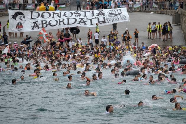 August 10, 2026, Donostia - San Sebastian, Gipuzkoa, Spain: DONOSTIAÃ¢â‚¬SAN SEBASTIoÂN, SPAIN Ã¢â‚¬ AUGUST 10, 2026: Revellers attempt to navigate hand-made rafts towards La Concha Beach during the annual Abordaje ( Boarding ) event in DonostiaÃ¢â‚¬San SebastioÂ¡n. The popular spectacle is the flagship event of the alternative program organized by the Pirates of San SebastioÂ¡n, a participatory grassroots movement that forms part of the city s Semana Grande (Big Week) celebrations. Donostia - San Sebastian Spain  - ZUMAq101 20260810_zna_q101_041 Copyright: xGarixGaraialdex