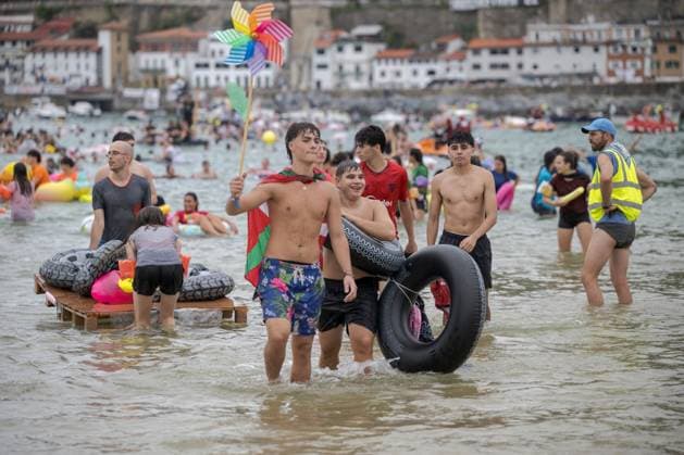 August 10, 2026, Donostia - San Sebastian, Gipuzkoa, Spain: DONOSTIAÃ¢â‚¬SAN SEBASTIoÂN, SPAIN Ã¢â‚¬ AUGUST 10, 2026: Revellers attempt to navigate hand-made rafts towards La Concha Beach during the annual Abordaje ( Boarding ) event in DonostiaÃ¢â‚¬San SebastioÂ¡n. The popular spectacle is the flagship event of the alternative program organized by the Pirates of San SebastioÂ¡n, a participatory grassroots movement that forms part of the city s Semana Grande (Big Week) celebrations. Donostia - San Sebastian Spain  - ZUMAq101 20260810_zna_q101_036 Copyright: xGarixGaraialdex