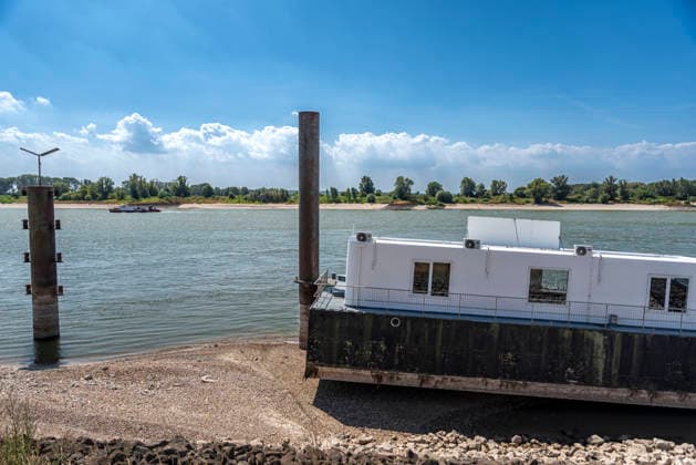 August 10, 2026, Rijnwaarden - Tolkamer, Gelderland, The Netherlands: A grounded house boat sits on the dried shore of the Rhine River. A 10 August 2026, Rijnwaarden - Tolkamer, The Netherlands. Boats sit tilted on the dried bed and vessels rest on exposed sand at the Europakade at the point where the Rhine River enters The Netherlands from Germany. Rijnwaarden - Tolkamer The Netherlands - ZUMAp202 20260810_zip_p202_002 Copyright: xJamesxPetermeierx