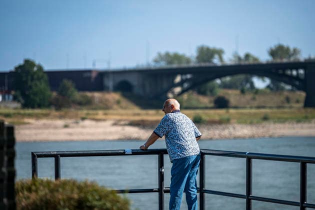 August 10, 2026, Rijnwaarden - Tolkamer, Gelderland, The Netherlands: An elderly resident takes a moment to look over the river Waal. 10 August 2026, Nijmegen, The Netherlands. Low water on the river Waal along the Waalkade exposes the riverbed and banks below the city s waterfront as a prolonged drought drives Rhine levels to near-record lows. Rijnwaarden - Tolkamer The Netherlands - ZUMAp202 20260810_zip_p202_007 Copyright: xJamesxPetermeierx